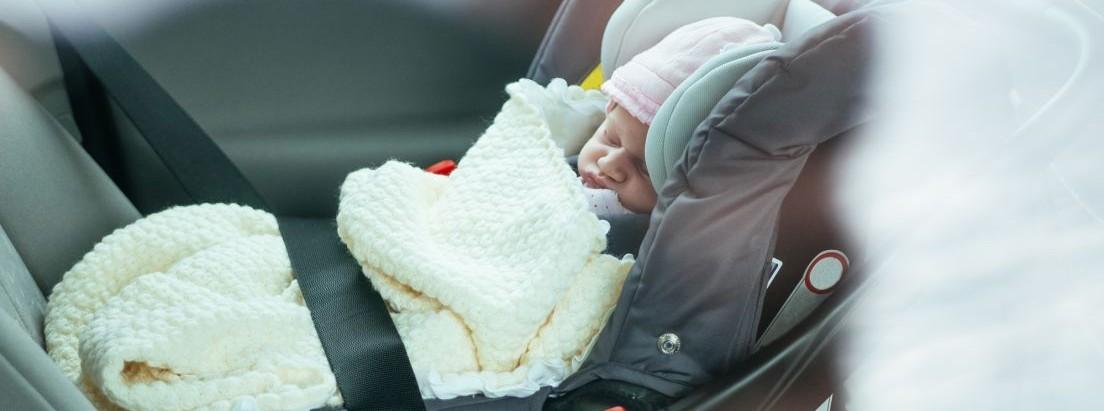 Cómo llevar a un recién nacido en el coche?