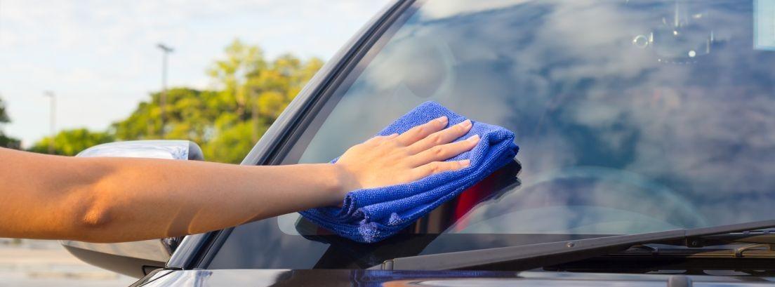 5 productos para limpiar los cristales del coche - Periodismo del Motor