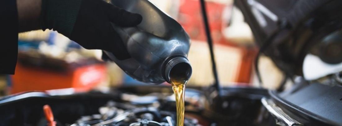 Por qué un coche consume aceite?