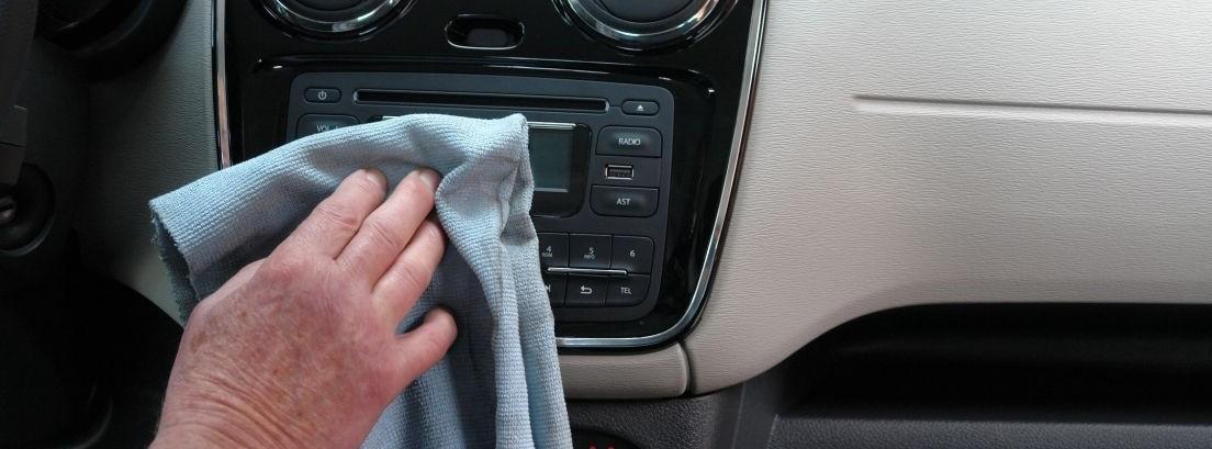 Cómo limpiar el salpicadero del coche - Descubre estos métodos para lavar  el interior de tu vehículo