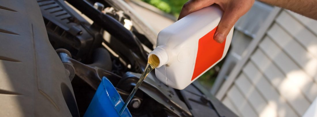 Utilizar aditivos para reducir el consumo de tu coche: ¿funciona o es otro  mito?