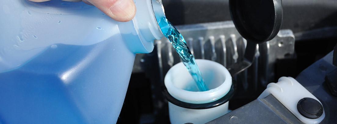 Guía para añadir líquido limpiaparabrisas al coche 