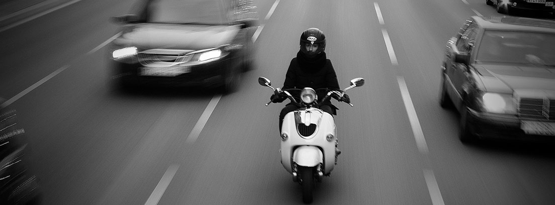 Se puede llevar un manos libres en la moto?