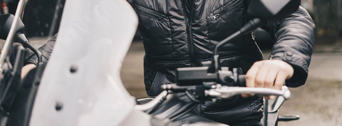 ▷¿Es obligatorio llevar dos retrovisores en moto?