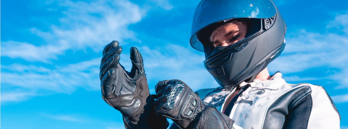 Es obligatorio llevar guantes al conducir una moto? -canalMOTOR