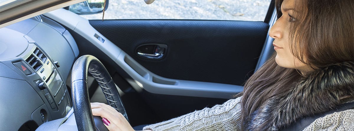 Qué pasa si activas el freno de mano mientras tu auto está en movimiento?