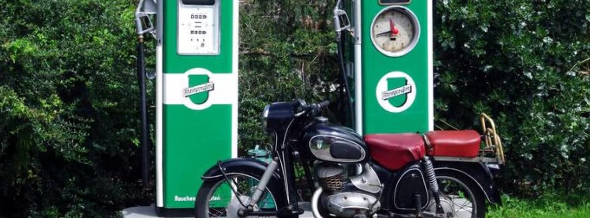 Moto frente a un surtidor de gasolina