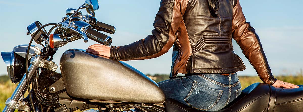 Mujer sentada de espaldas en una moto