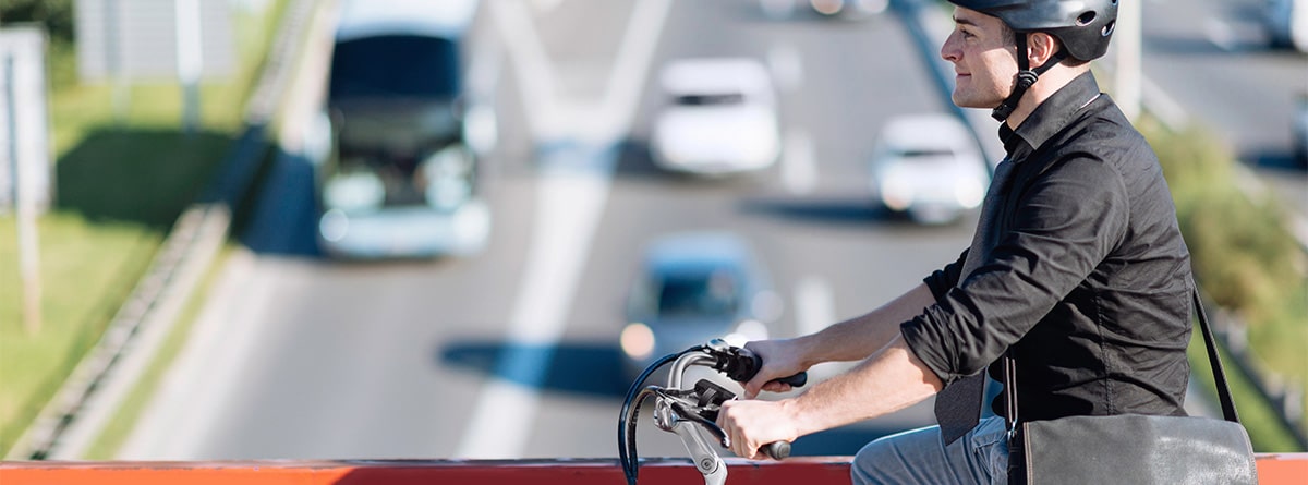 Hombre montado en bicicleta eléctrica