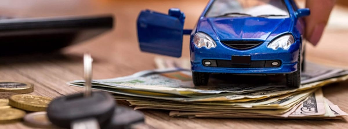 Maqueta coche con monedas en una mesa 