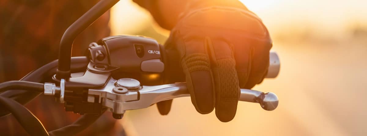 Detalle mano en el embrague de la moto