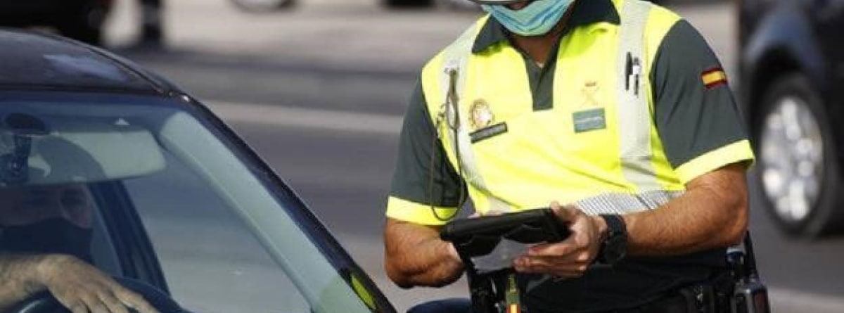 Policia de trafico poniendo una multa