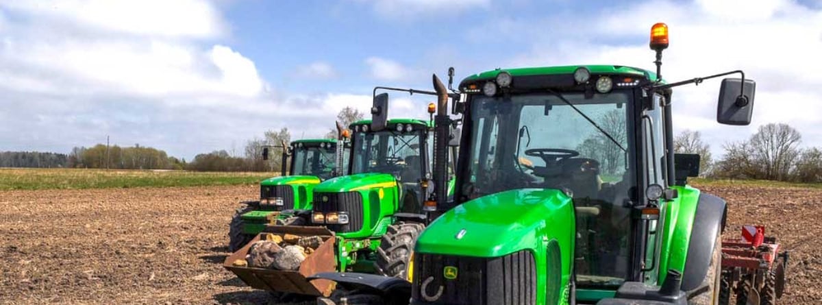 Tractores de verdes en el campo