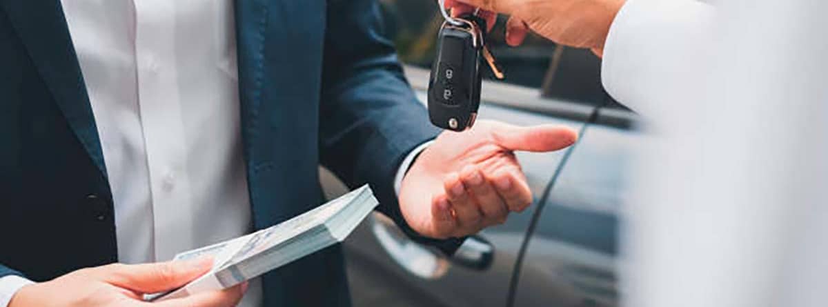 Persona entregando unas llaves de coche 