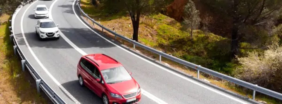 Coche adelantando en carretera