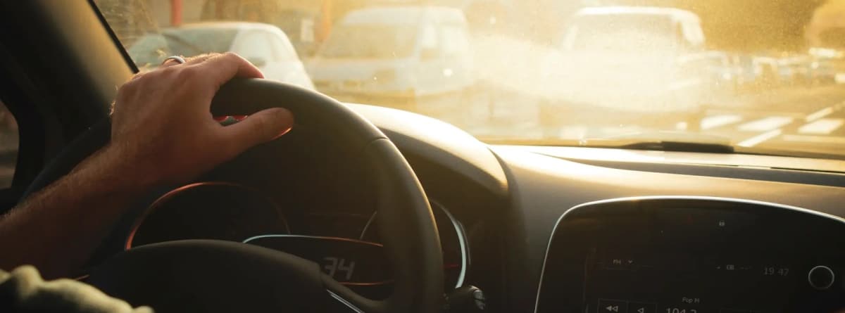 Mano al volante de un coche