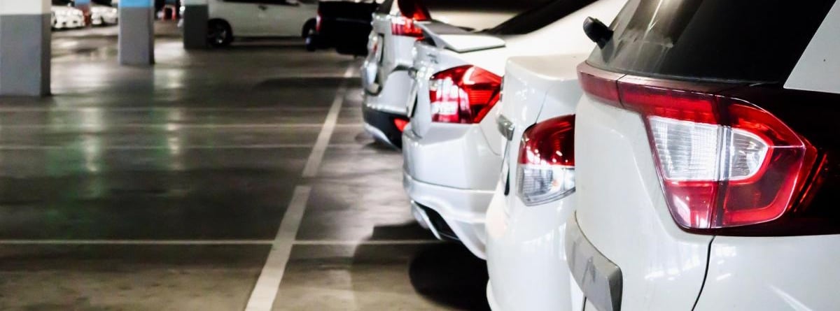 Coches aparcados en un parking