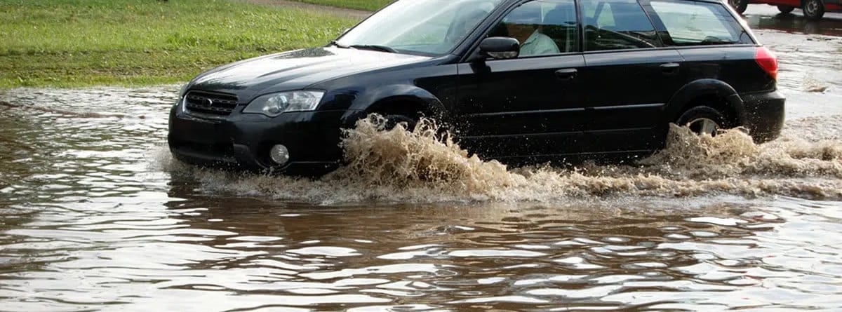 Coche inundado